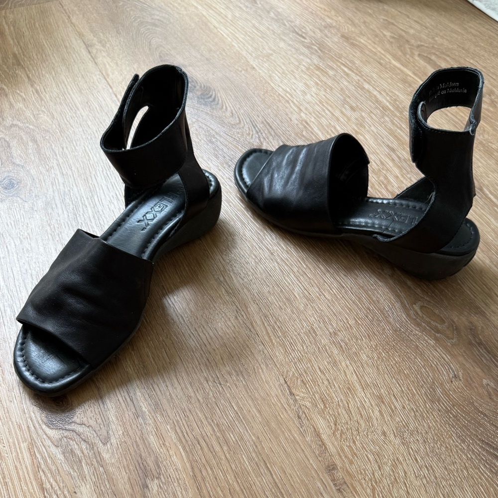The Flexx Wedge Sandals - Picture 2 of 11